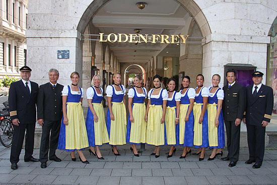 Eingekleidet in neuen Dirndl von Loden Frey (Foto: Martin Schmitz)